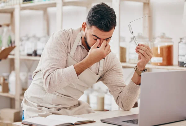 Loja Laptop Homem Com Dor Cabeça Estresse Esgotamento Com Crise — Fotografia de Stock