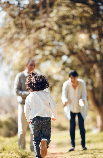 Kind Laufen Und Mit Den Großeltern Park Für Spaß Energie — Stockfoto
