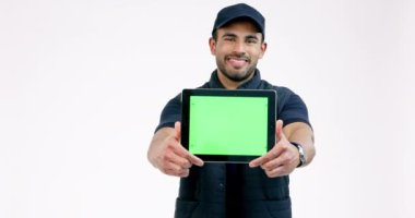 Mutlu adam, dağıtım ve tablet modelleme ekranı beyaz stüdyo arka planına karşı reklam tedarik zinciri. Erkek ya da kurye portresi takip işaretleyicili teknoloji görüntüsü ya da uygulama gösterir.