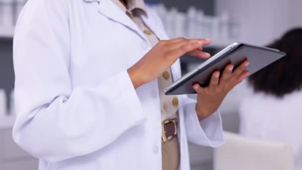 Laboratuvarda Kadın Bilim Adamı Tabletli Eller Araştırma Sonuç Çevrimiçi Bilgi — Stok video