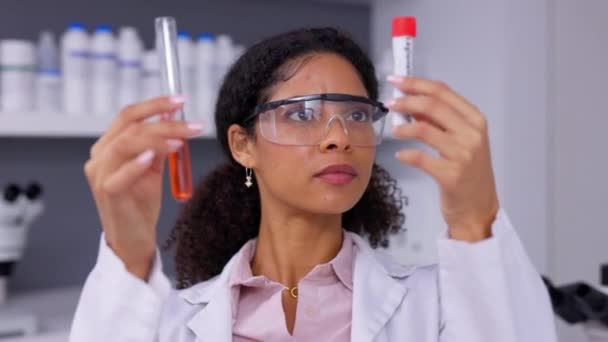 テスト管の科学者 女性および化学薬品 分析および実験室の比較の血液および医学研究 レビュー 液体ソリューションとテスト 調査と科学研究 知識とDnaサンプル — ストック動画