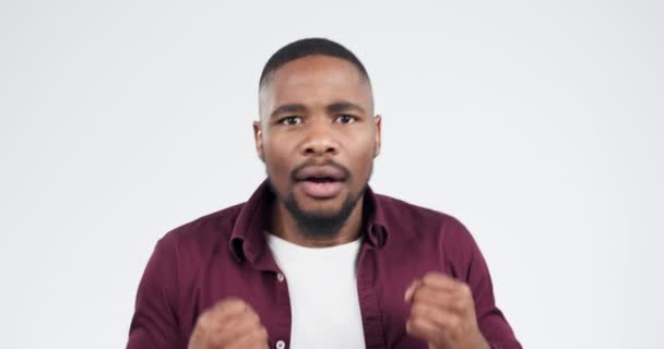Angst Gesicht Und Ein Schwarzer Mann Mit Einer Reaktion Auf — Stockvideo
