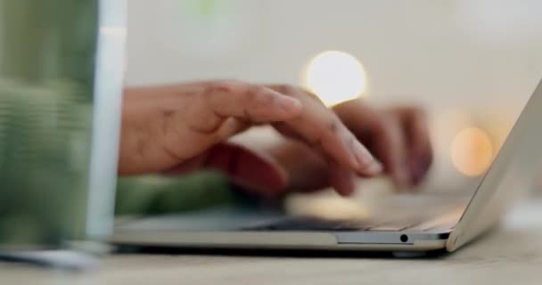 Händerna Person Och Skriva Bärbar Dator För Att Planera Digitala — Stockvideo
