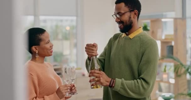 Felice Coppia Africana Champagne Casa Festa Obiettivi Celebrazione Successo Risate — Video Stock