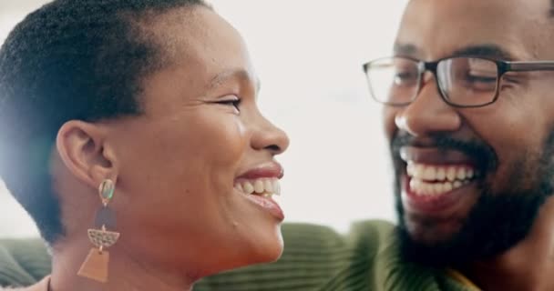 ハッピー アフリカのカップル ソファーで結合 面白い会話と一緒にリラックス ユーモア ジョーク ケアと愛のために話すために家庭で抱擁し 健康的な関係と男と女性 — ストック動画