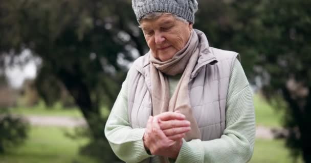 Alte Frau Hände Und Schmerzen Mit Arthritis Und Gesundheit Muskel — Stockvideo