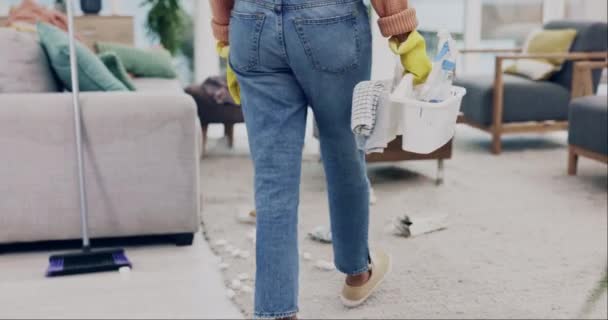 妇女步行和回到客厅为女佣 管家和维修工作 化学品瓶和卫生 用于清洁服务 以及在房屋中使用洗浴产品和喷雾进行护理 — 图库视频影像