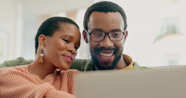 Huis Glimlach Zwart Koppel Met Een Laptop Liefde Verbinding Voor — Stockvideo