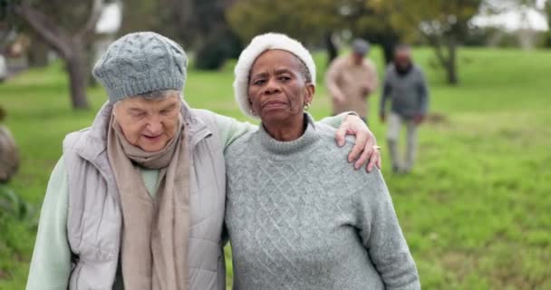 Happy Pensionering Gesprek Met Vrienden Het Park Voor Wellness Gezondheid — Stockvideo