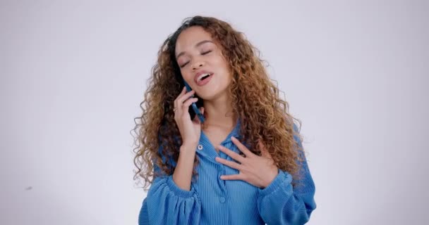 Telefone Sorriso Mulher Com Comunicação Contato Conversa Fundo Estúdio Branco — Vídeo de Stock