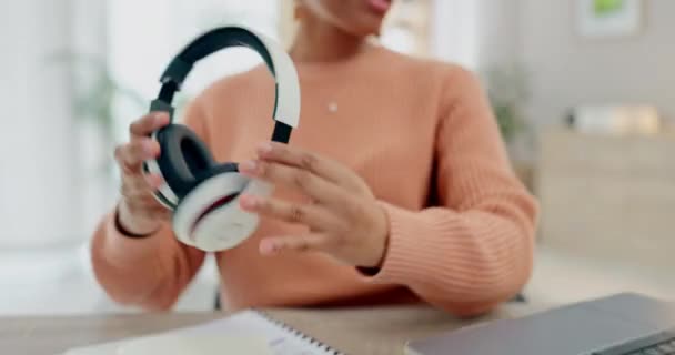 Evde Dansta Kulaklıklı Mutlu Siyah Bir Kadın Radyoda Dinlenip Müziğin — Stok video