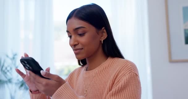 Gülümseme Akıllı Telefonlu Kadın Daktilo Posta Bildirimi Bağlantı Mobil Oyunlar — Stok video