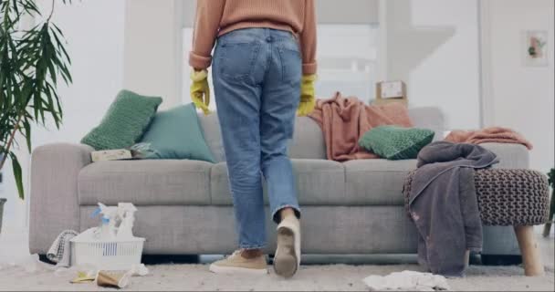 Trabajo Doméstico Exhausto Limpiador Mujeres Sofá Estrés Tomar Descanso Mientras — Vídeos de Stock
