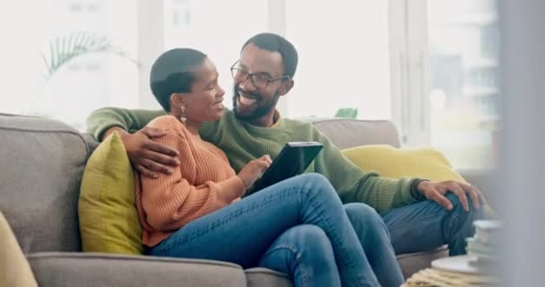 Couple Câlin Tablette Numérique Sur Canapé Pour Streaming Abonnement Recherche — Video