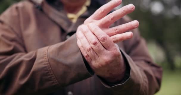 Person Hände Und Schmerzen Mit Arthritis Und Gesundheit Muskel Oder — Stockvideo