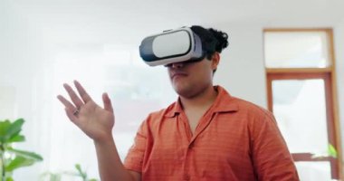 Sanal gerçeklik gözlükleri, insan ve teknoloji siber fantezi, dijital dünya ya da video oyunları için evde. Guy, gelecek yenilikler için oturma odasında VR ve iot oyun, ui sistemi ve metaevrende multimedya.
