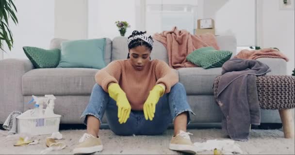 Οικιακές Εργασίες Εξαντληθεί Και Γυναίκα Καθαρότερο Έναν Καναπέ Άγχος Και — Αρχείο Βίντεο
