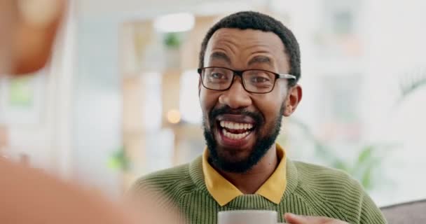 Šťastný Afričan Mluvení Káva Rande Příběhem Poslech Nebo Konverzace Kavárně — Stock video