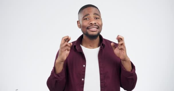 Cara Dedos Cruzados Hombre Negro Estudio Para Esperanza Suerte Deseo — Vídeo de stock