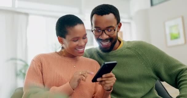 Huis Glimlach Zwart Paar Met Een Smartphone Typen Verbinding Met — Stockvideo