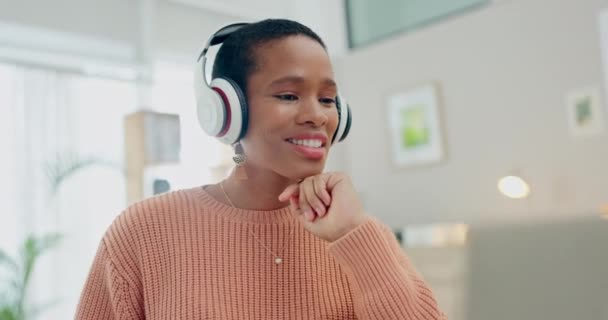 Afstandswerk Muziek Zwarte Vrouw Laptop Met Koptelefoon Luisteren Naar Audio — Stockvideo