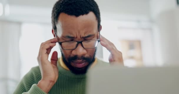 远程工作和头痛笔记本电脑从压力 倦怠和大脑迷雾 面对着困惑的非洲自由职业者 戴着眼镜 眼力紧张 在总部的电脑上遇到了令人沮丧的挑战 — 图库视频影像