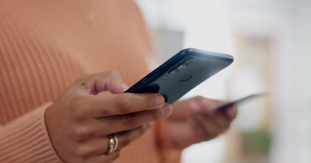 Dłonie Kobieta Karta Kredytowa Telefonem Zakupów Online Płatności Cyfrowej Fintech — Wideo stockowe