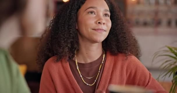Mujer Habla Sonríe Con Una Amiga Cafetería Cafetería Para Comunicación — Vídeo de stock