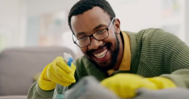 Hombre Negro Botella Spray Mesa Limpieza Sala Estar Casa Para — Vídeos de Stock