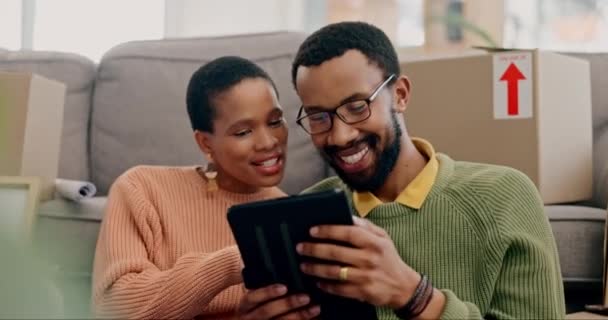 Casal Tablet Nova Casa Chão Para Ponto Relaxar Juntos Pensar — Vídeo de Stock