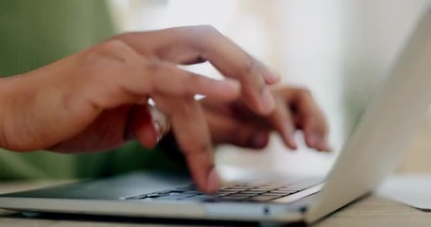 Руки Человека Ноутбук Домашний Компьютер Планирования Исследований Социальных Сетей Блога — стоковое видео