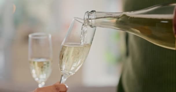 Šampaňské Sklenice Nalít Detailu Oslavy Nebo Party Doma Cíle Úspěch — Stock video