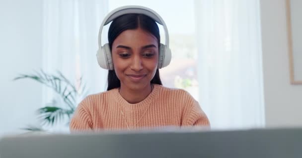 Musik Kopfhörer Und Computer Mit Frauenlächeln Einem Heim Mit Fröhlichem — Stockvideo