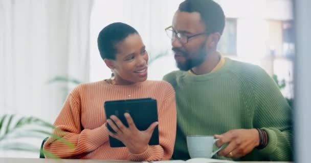 Tablet Samtale Par Med Kaffe Deres Hjem Med Diskussion Bånd – Stock-video