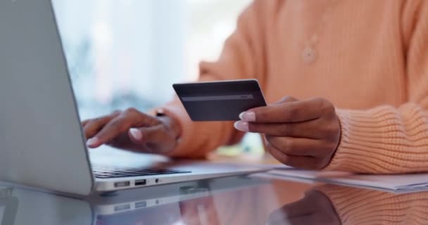 Kobieta Ręce Laptop Kartą Kredytową Sklepach Internetowych Płatności Lub Bankowości — Wideo stockowe