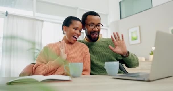 Joyeux Couple Noir Appel Vidéo Ordinateur Portable Maison Avec Communication — Video