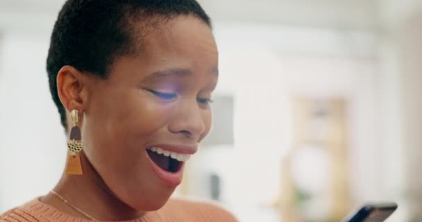 Wow Nieuws Zwarte Vrouw Met Telefoon Woonkamer Voor Prijs Promo — Stockvideo
