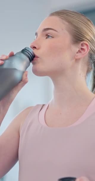 Cara Ginásio Mulher Água Potável Para Esportes Pausa Energia Desempenho — Vídeo de Stock