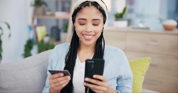Szczęśliwa Kobieta Telefon Karta Kredytowa Płatności Online Zakupy Lub Zakup — Wideo stockowe