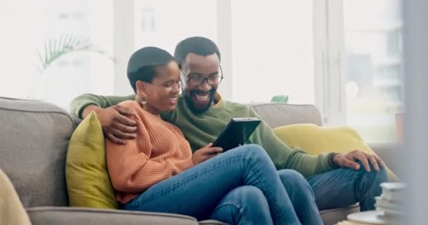 Búsqueda Internet Pareja Sofá Con Tableta Abrazo Conversación Casa Juntos — Vídeos de Stock