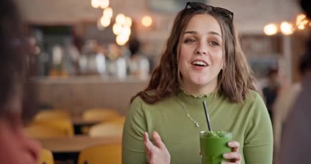 Chicas Amigas Hablar Batido Cafetería Bebida Verde Feliz Por Salud — Vídeos de Stock