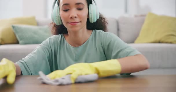 Pembantu Rumah Tangga Headphone Dan Potret Seorang Wanita Yang Membersihkan — Stok Video