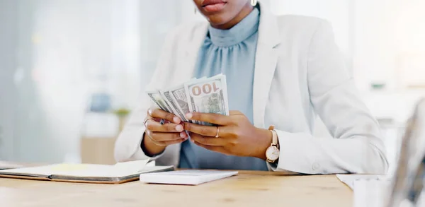 黒の女性は コストまたはオフィスデスクでの費用のためのビジネスファイナンスで計算機とお金 アフリカの女性会計士の手数料及び会社の利益のための表上の現金の計算 — ストック写真