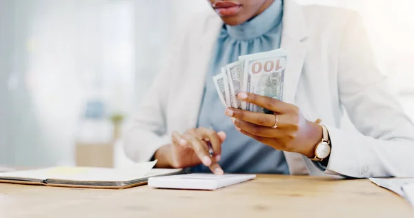 黒の女性は コストまたはオフィスデスクでの費用のためのビジネスファイナンスで計算機とお金 アフリカの女性会計士の手数料及び会社の利益のための表上の現金の計算 — ストック写真