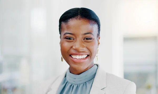 Twarz Biznes Czarna Kobieta Uśmiechem Sukcesem Pewnym Siebie Prezesem Miejscu — Zdjęcie stockowe