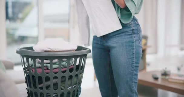 Blanchisserie Mains Femme Emballant Des Vêtements Nettoyage Dans Salon Maison — Video