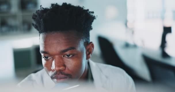 Hombre Negro Científico Lectura Datos Con Ciencia Laboratorio Pensamiento Investigación — Vídeo de stock