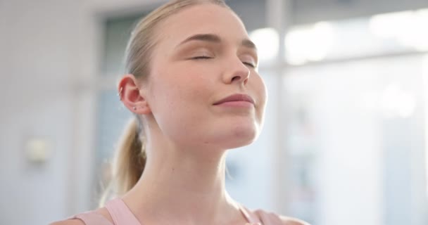 Yoga Meditação Respiração Rosto Mulher Casa Para Relaxar Mindfulness Treinamento — Vídeo de Stock