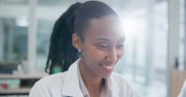 Cientista Mulher Sorriso Com Estudo Feliz Pesquisa Trabalho Médico Escritório — Vídeo de Stock