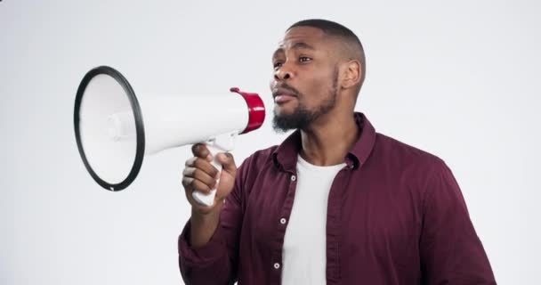 Hombre Negro Megáfono Gritos Protesta Estudio Puño Por Poder Discurso — Vídeos de Stock
